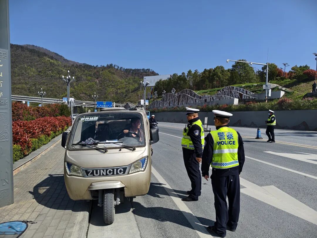 安康交警严查酒驾超载_农村交通安全整治行动_违章高发地段整治